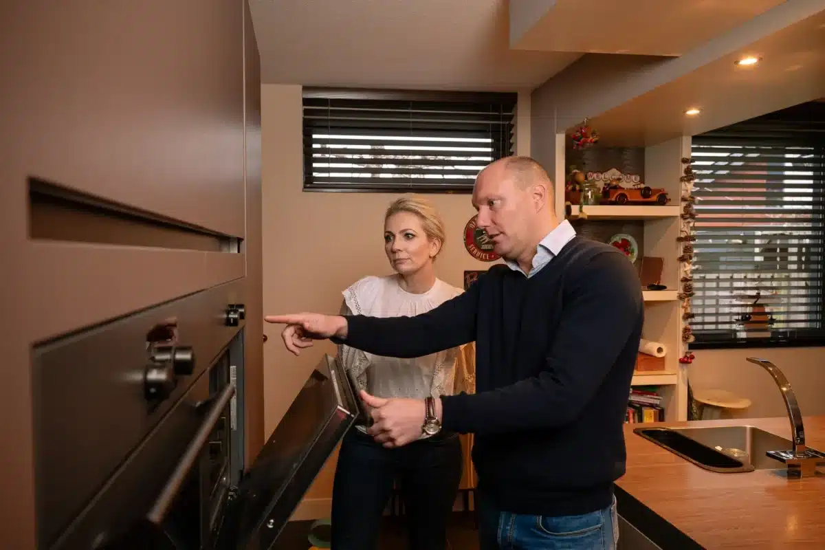 Aankoopmakelaar van De Bree Makelaars tijdens een bezichtiging